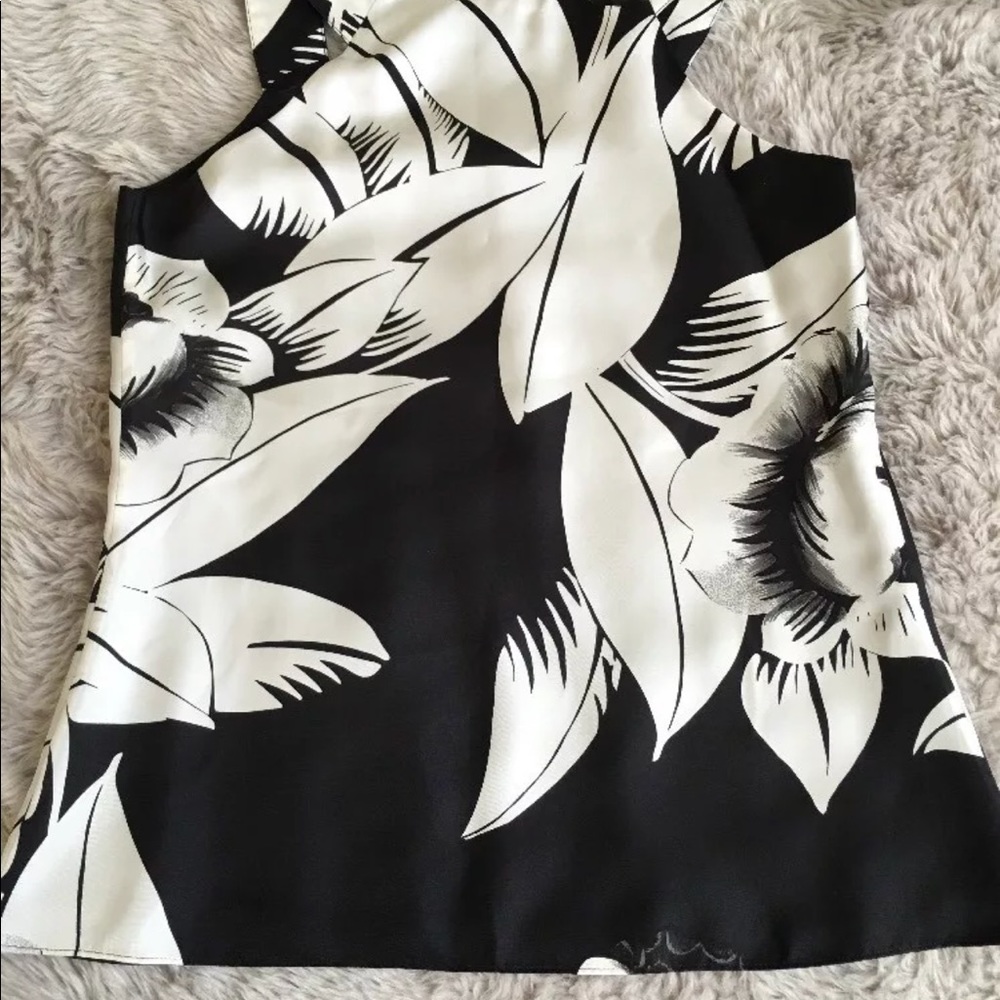 White House Black Market silk floral blouse 0 - Picture 4 of 8